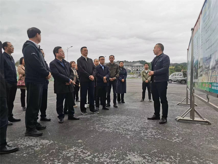 自貢市人大常委會副主任、民建自貢市委主委王孝謙一行考察四川供銷西南冷鏈物流基地